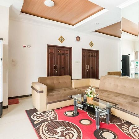 Hotel Reddoorz Syariah @ Jalan Simpang Gajayana Malang Exterior foto