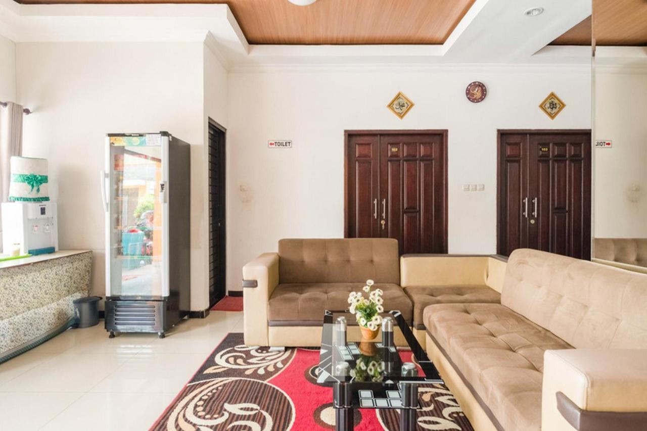 Hotel Reddoorz Syariah @ Jalan Simpang Gajayana Malang Exterior foto