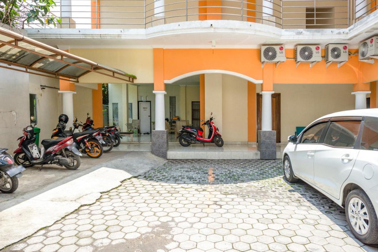 Hotel Reddoorz Syariah @ Jalan Simpang Gajayana Malang Exterior foto