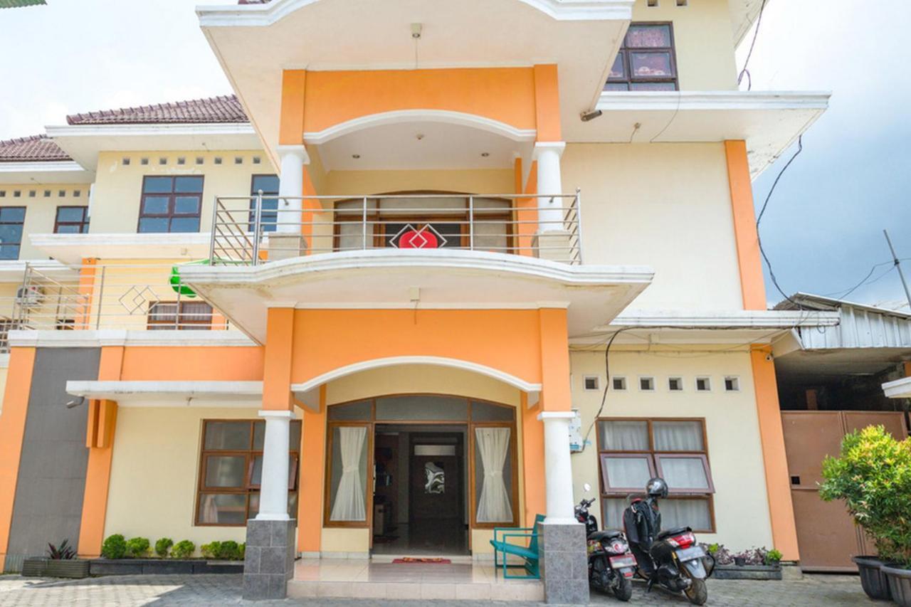 Hotel Reddoorz Syariah @ Jalan Simpang Gajayana Malang Exterior foto