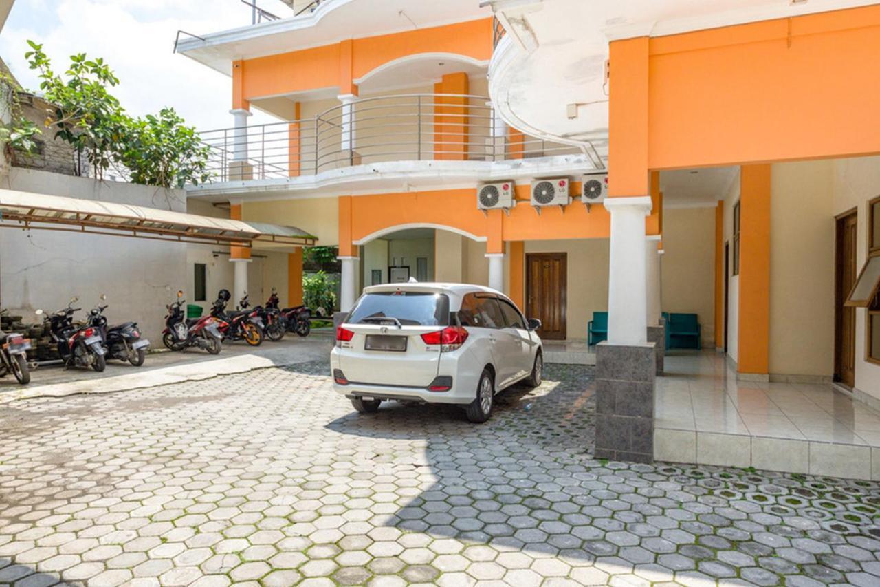 Hotel Reddoorz Syariah @ Jalan Simpang Gajayana Malang Exterior foto