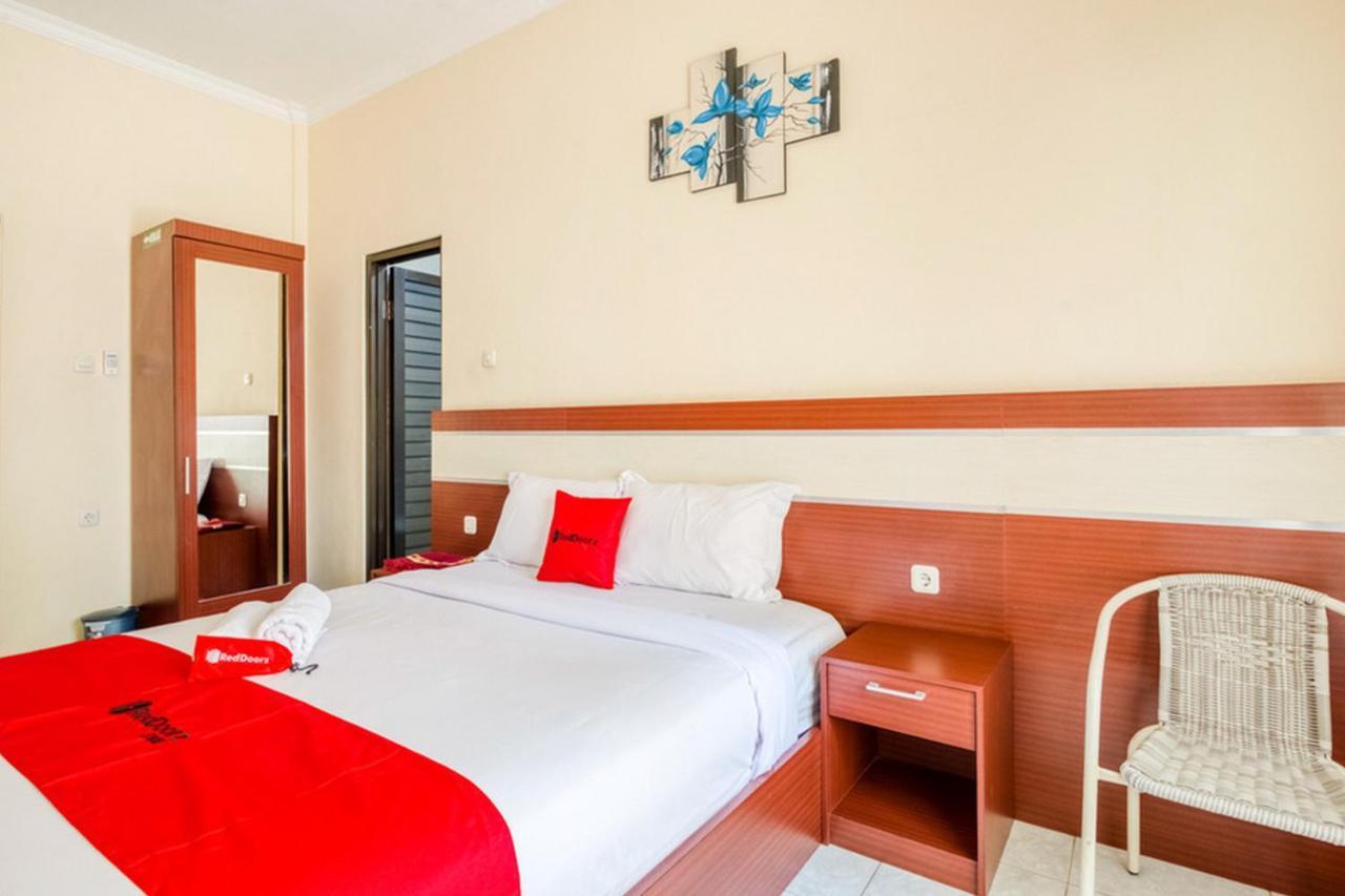 Hotel Reddoorz Syariah @ Jalan Simpang Gajayana Malang Exterior foto